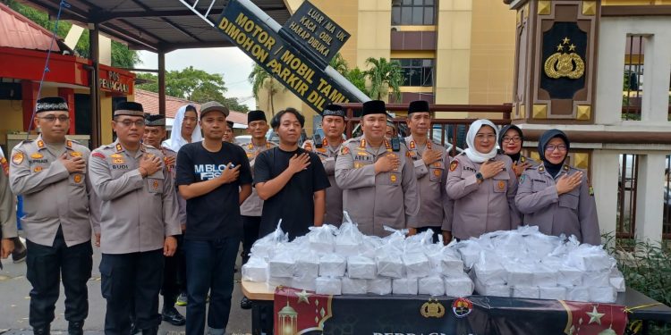 Tebar Kebahagiaan Ramadan, Polres Jaksel Bagikan Takjil dan Gelar Buka Puasa Bersama
