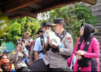Didampingi Ketua Bhayangkari Riau, Irjen Iqbal Tinjau Warga Terdampak Banjir