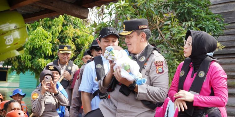 Didampingi Ketua Bhayangkari Riau, Irjen Iqbal Tinjau Warga Terdampak Banjir