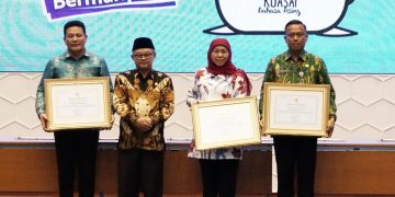 Bersama Gubernur Jatim dan Bupati Sidoarjo, Wali Kota Jaksel Raih Penghargaan Uji Kemahiran Bahasa Indonesia