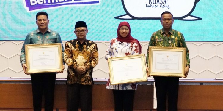 Bersama Gubernur Jatim dan Bupati Sidoarjo, Wali Kota Jaksel Raih Penghargaan Uji Kemahiran Bahasa Indonesia