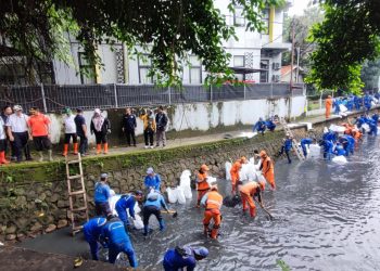 Sudin SDA Jaksel Keruk Sampah dan Lumpur Kali Jelawe Demi Cegah Banjir, Warga Acungkan Jempol