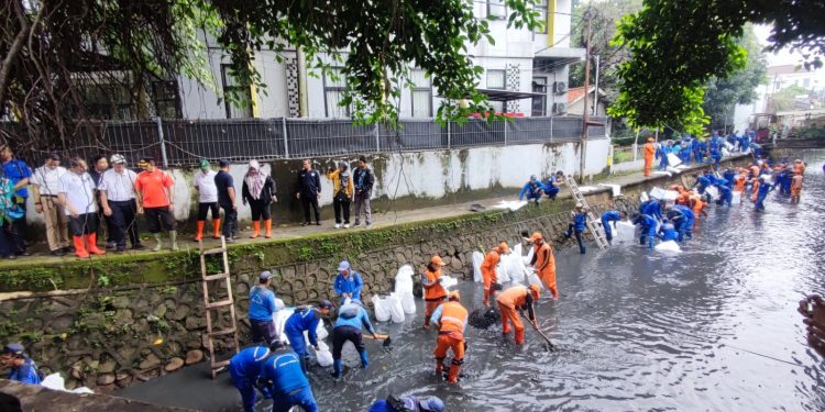 Sudin SDA Jaksel Keruk Sampah dan Lumpur Kali Jelawe Demi Cegah Banjir, Warga Acungkan Jempol