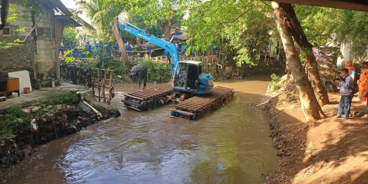Atasi Banjir, Sudin SDA Jaksel Keruk Kali Krukut hingga Buat Sumur Resapan di Cilandak