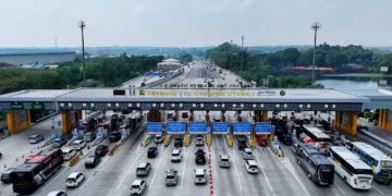 Atasi Kepadatan Lalulintas pada Momen Libur Panjang, Petugas Terapkan Contraflow di Tol Jakarta-Cikampek