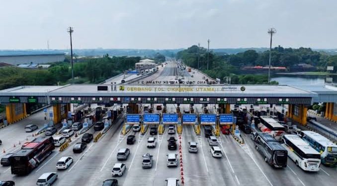 Atasi Kepadatan Lalulintas pada Momen Libur Panjang, Petugas Terapkan Contraflow di Tol Jakarta-Cikampek
