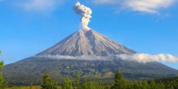 Gunung Semeru Erupsi dengan Letusan hingga 1,2 KM di Atas Puncak, Warga Diimbau Waspada