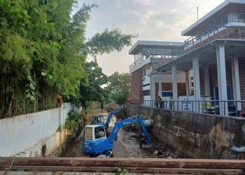 Tanggulangi Banjir Kemang, SDA Jaksel Kerahkan Alat Berat Keruk Kali Krukut dan Normalisasi Saluran