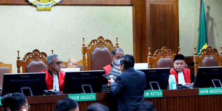 Patra Zen: Hasto Tak Diuntungkan, Justru Jadi Korban Kesalahan Harun Masiku