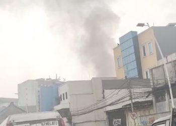 Kebakaran Hanguskan Warung Combro dan Sejumlah Kios di Jatinegara, 2 Orang Terluka