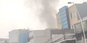 Kebakaran Hanguskan Warung Combro dan Sejumlah Kios di Jatinegara, 2 Orang Terluka