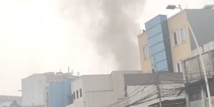 Kebakaran Hanguskan Warung Combro dan Sejumlah Kios di Jatinegara, 2 Orang Terluka