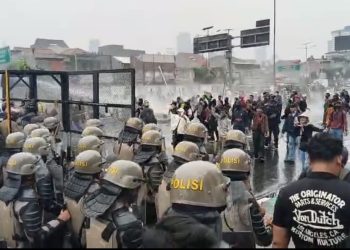 Demo 25 Agustus, Polisi Pukul Mundur dan Berupaya Bubarkan Massa di Depan DPR