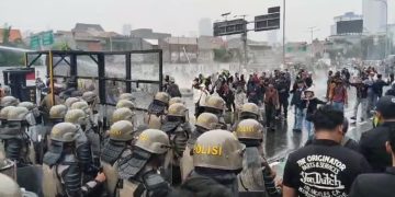Demo 25 Agustus, Polisi Pukul Mundur dan Berupaya Bubarkan Massa di Depan DPR