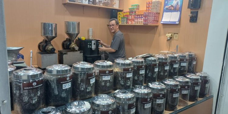 Kisah Toko Kopi Cap Bemo Pasar Rawamangun: Didirikan Sang Paman, Dilanjutkan Keponakan