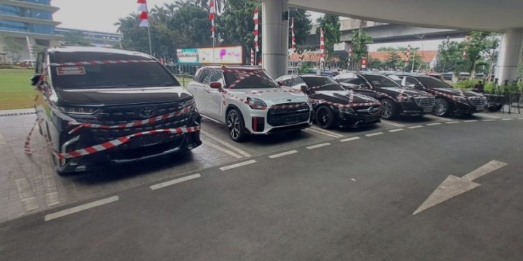 Usut Korupsi Minyak Mentah, Kejagung Sita Lima Mobil Mewah Milik Riza Chalid