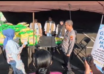 Emak-emak Antusias Beli Beras Premium di Polres Jaksel, Harganya Terjangkau