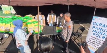 Emak-emak Antusias Beli Beras Premium di Polres Jaksel, Harganya Terjangkau