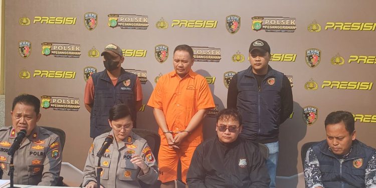 Gelapkan Dana Ratusan Juta, Seorang Kacab Dealer Motor Kini Meringkuk di Sel Polsek Pesanggrahan