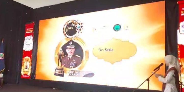 Aktif Dorong Program Sosial, Setia Untung Arimuladi Sabet Penghargaan Santri Dhyaksa Inspiratif
