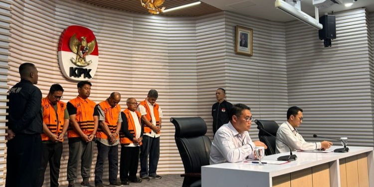 KPK Tahan 5 Tersangka Suap Eks Bupati Situbondo