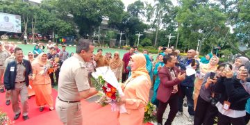 Peringati Hari Ibu, Wali Kota Jaksel M Anwar Persembahkan Buket Bunga Khusus untuk Sang Istri