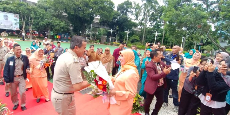 Peringati Hari Ibu, Wali Kota Jaksel M Anwar Persembahkan Buket Bunga Khusus untuk Sang Istri