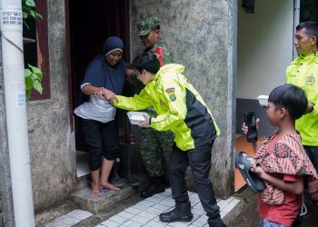 Gerak Cepat, Polsek Pesanggrahan Salurkan Ratusan Nasi Bungkus untuk Warga Terdampak Banjir di Ulujami