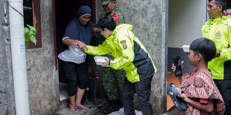 Gerak Cepat, Polsek Pesanggrahan Salurkan Ratusan Nasi Bungkus untuk Warga Terdampak Banjir di Ulujami