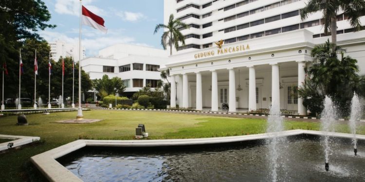 Kemlu Siapkan Berbagai Opsi Evakuasi WNI di Iran Buntut Ancaman Serangan AS