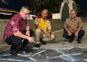 Terima Laporan Warga, DPRD DKI Kenneth Sidak Jalan Rusak di Flyover Pesing 
