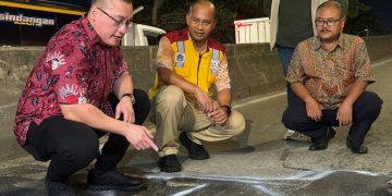 Terima Laporan Warga, DPRD DKI Kenneth Sidak Jalan Rusak di Flyover Pesing 