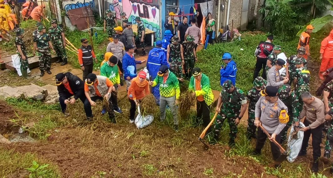 Kerja Bakti Massal Cegah Banjir, Wali Kota Jaksel Turun Tangan Angkut Sampah di Rawajati