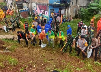 Kerja Bakti Massal Cegah Banjir, Wali Kota Jaksel Turun Tangan Angkut Sampah di Rawajati