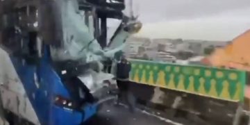 Dua Bus TransJakarta Ringsek Usai Adu Banteng di Jalur Langit, Penumpang Luka-luka