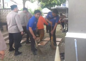 Momen Ramadan, Jajaran Polres Jaksel Gelar Bersih-bersih di Masjid An-Nur Cipete Utara