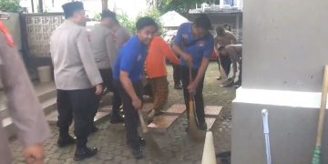Momen Ramadan, Jajaran Polres Jaksel Gelar Bersih-bersih di Masjid An-Nur Cipete Utara