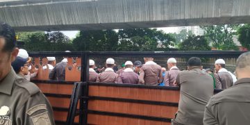 Kantor Wali Kota Jaksel Didemo, Massa Rusak Pintu Gerbang hingga Tuntut Temui Pejabat
