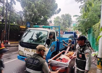 Operasi PPKS Sisir Kawasan Tebet, Satu Keluarga Manusia Gerobak Asal Depok Terjaring
