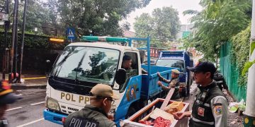 Operasi PPKS Sisir Kawasan Tebet, Satu Keluarga Manusia Gerobak Asal Depok Terjaring