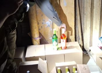 Satpol PP Tangkap Basah Warung Kelontong-Pedagang Jamu di Kebayoran Lama Jual Miras Ilegal, Langsung Disita