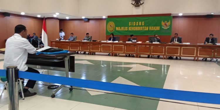 Hakim PN Kraksaan Diberhentikan Buntut Telantarkan Istri-Anak dan Pemalsuan Data