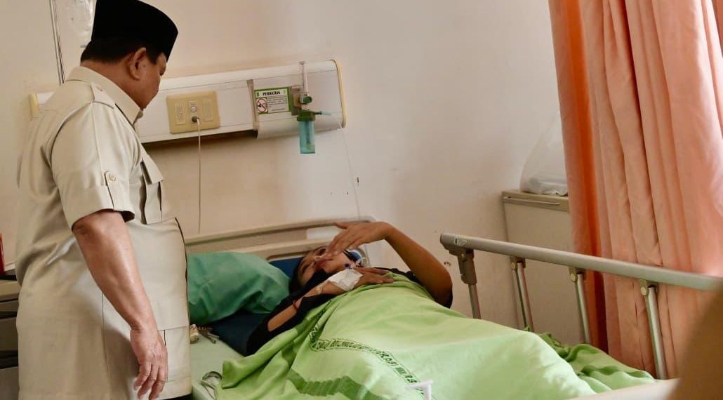 Jenguk Korban Kecelakaan KA di Bekasi, Prabowo Janjikan Investigasi hingga Kompensasi