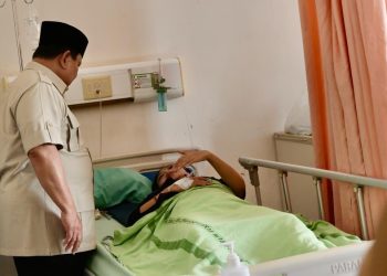 Jenguk Korban Kecelakaan KA di Bekasi, Prabowo Janjikan Investigasi hingga Kompensasi