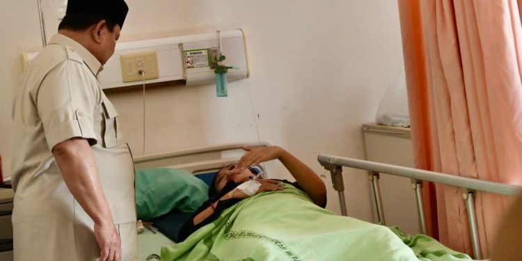 Jenguk Korban Kecelakaan KA di Bekasi, Prabowo Janjikan Investigasi hingga Kompensasi