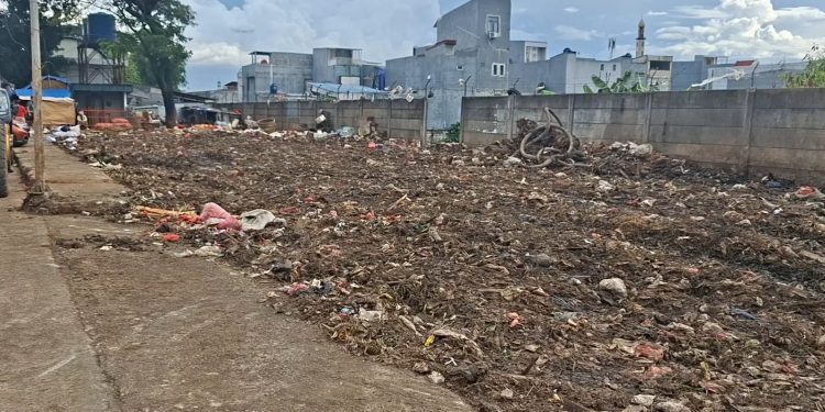Kerahkan Ratusan Tronton, Pasar Jaya Rampungkan Penanganan Sampah di Pasar Induk Kramat Jati