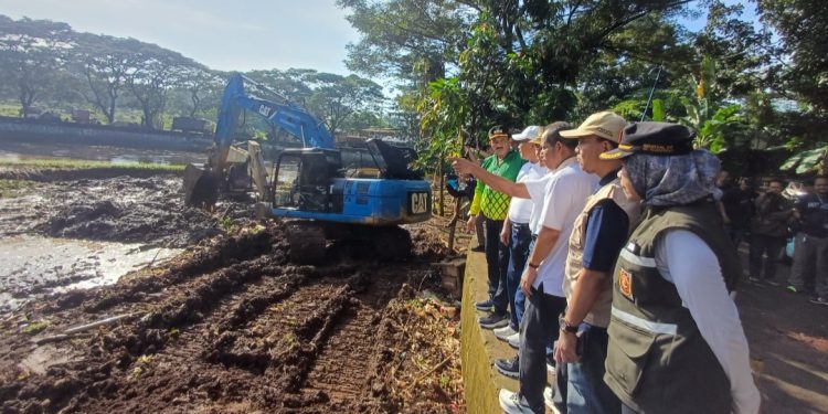 Keruk Kali Pesanggrahan, Pemkot Jaksel Targetkan Angkat 36 Ribu Kubik Lumpur untuk Atasi Banjir