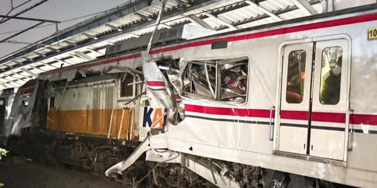 Tabrakan Dua Kereta di Stasiun Bekasi Timur, Evakuasi Korban Masih Berlangsung