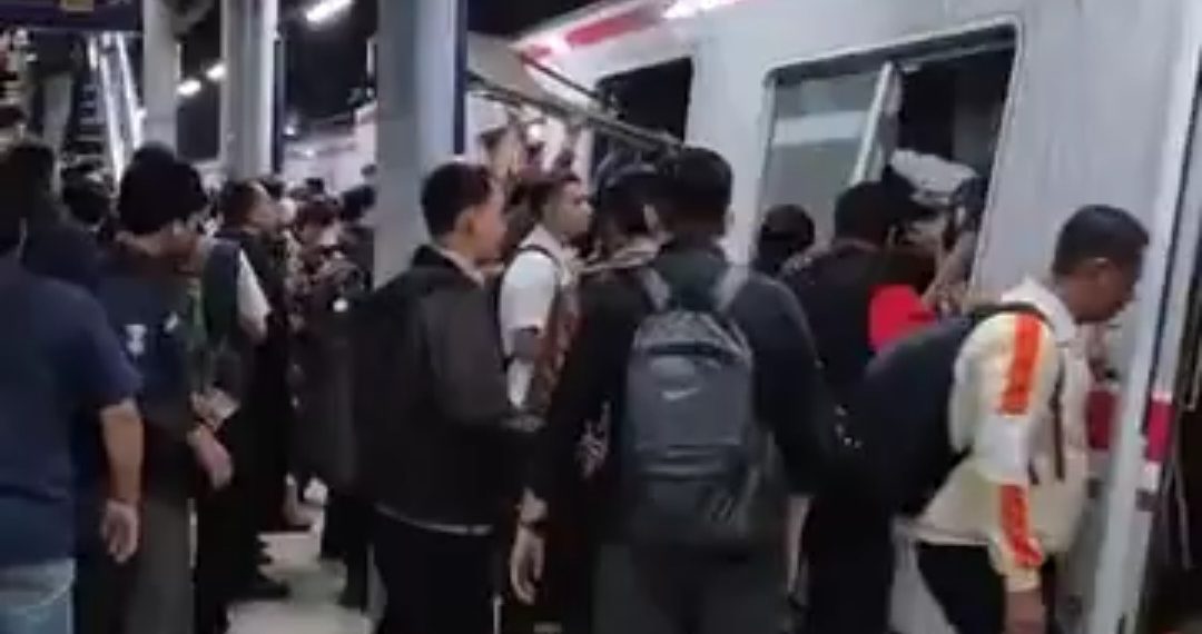 Kereta Argo Bromo Tabrak KRL di Bekasi Timur: 4 Meninggal, 71 Korban Luka Dilarikan ke RS