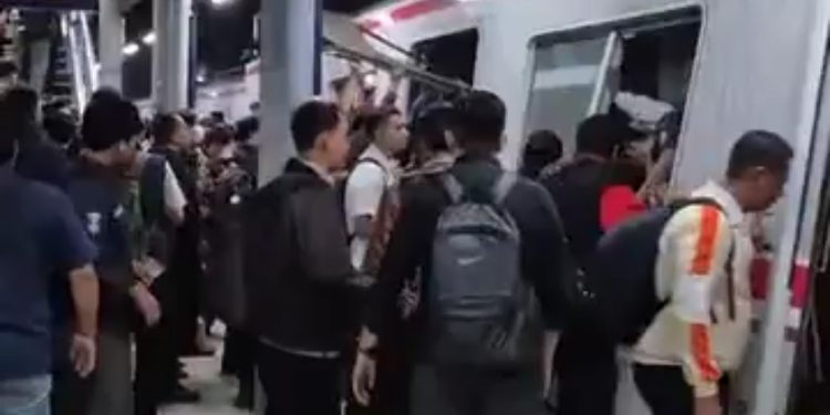 Kereta Argo Bromo Tabrak KRL di Bekasi Timur: 4 Meninggal, 71 Korban Luka Dilarikan ke RS